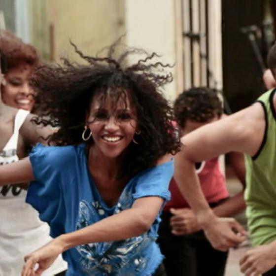 Junge Menschen tanzen in  Palenque des Conjunto Folclórico