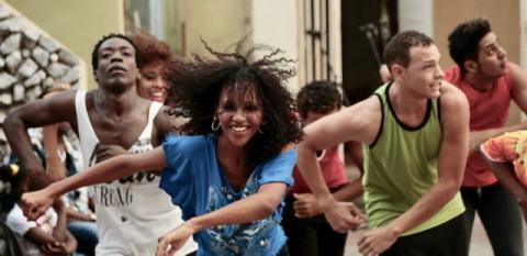 Jóvenes bailando en el Palenque del Conjunto Folclórico